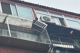 惊险！六楼居民家空调室外机突然脱落，摇摇欲坠图片
