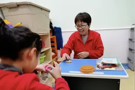 双重身份的“特殊妈妈”：很高兴越来越多的人关注到孤独症儿童图片