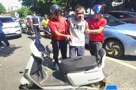 海口一男子街边抢夺金项链 热心群众协助警方将其控制图片