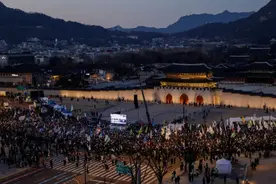 调查人员筹划再次抓捕尹锡悦，成千上万韩国人上街示威图片