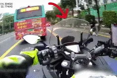 书包落在公交车上，交警立即帮忙找回！暖心行动持续进行中……图片