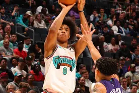 威尔斯空中失衡重重落地 已被担架抬出场外图片