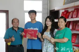 “今天终于梦想成真了”  全国劳模熊桂林为儿子送高考录取通知书图片