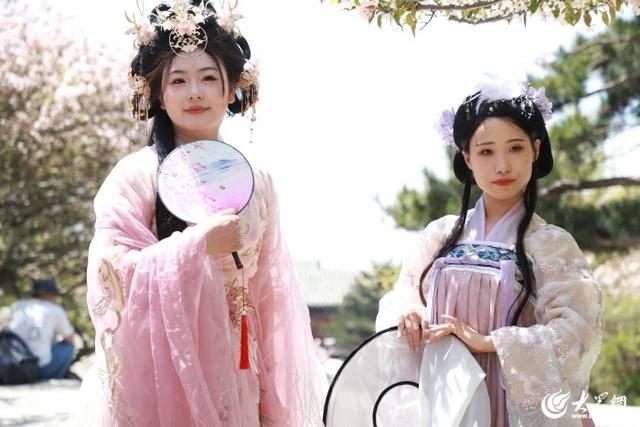 海棠映岱宗 汉服耀山巅 封禅12花神与百名汉服爱好者齐聚泰山巡游