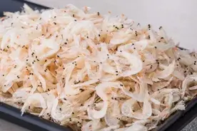 同是虾皮，白色和黄色有啥区别？老渔民告诉你，弄懂再买不迟图片