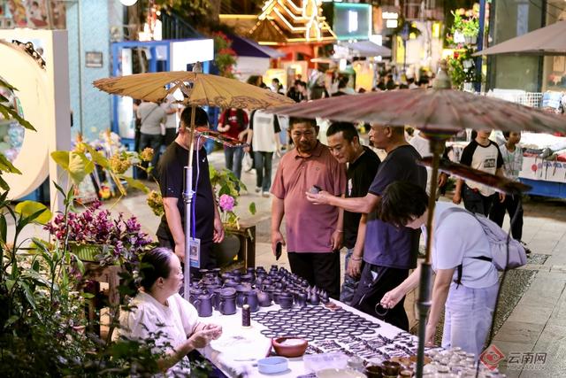 云南建水紫陶街：“非遗+”焕发暑期夜市经济活力