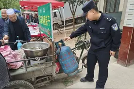 【“三下”聚民心】群众热热闹闹逛庙会 民警执勤宣传两不误图片