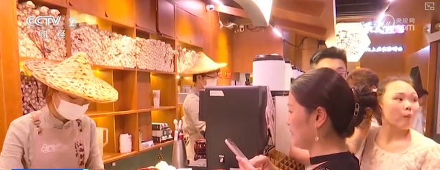 “文旅+非遗+剧本+美食”跨界融合激活品牌魅力，多元体验场景圈粉“留下人”