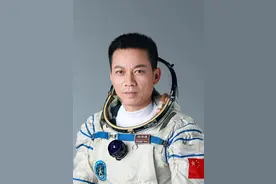 英雄航天员汤洪波“二次飞天”：从新人成长为指令长，老父亲期待儿子平安归来图片