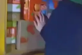 货车司机拉了一车脐橙走绿通，工作人员直接在箱子上挖了个洞验货，司机大呼：这样人家要退货的呀；管理中心：是合理的，搬不下来只能这么做视频封面