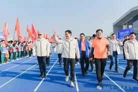 茂名市第十届全民健身徒步活动欢乐开走！王雄飞刘芳等市领导与市民一起健身徒步图片