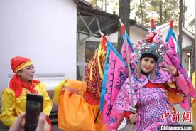 外国游客涌入中国“宝藏小城”体验春节图片