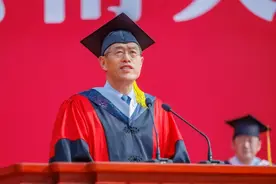 方精云卸任云南大学校长，“和同学们一起毕业”图片