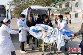 中缅边境打洛口岸开通“紧急通道” 助重伤旅客入境就医图片