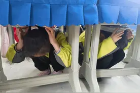 筑牢安全防线，守护生命成长：开发区七小开展防震减灾应急演练图片
