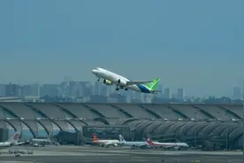 国产大飞机C919首次飞抵拉萨图片