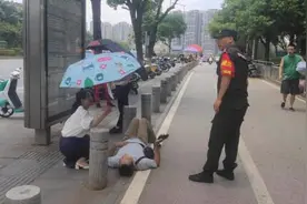 老人公交车站旁倒地，路人暖心相助图片