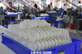 锦屏羽毛球走俏海外图片