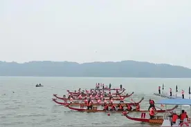 江西湖口：鄱阳湖畔龙舟竞渡图片