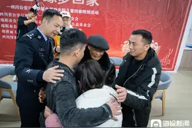 男子半岁时被拐，34年后找到亲姐姐，但亲生父母均已离世图片