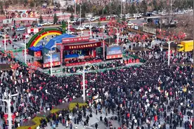 甘肃平凉：“西北秦腔王”安万点燃冬日里的“一把火”图片