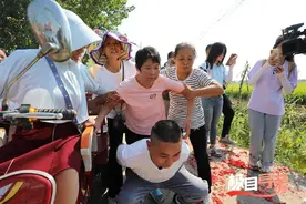 5岁时睡梦中被偷走，长大后悄悄采血寻亲！34载后回乡的他背起生母进家门图片