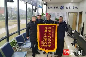 儿子失联外地母亲报警求助，南京警方开门一看他已中风倒在地上——图片
