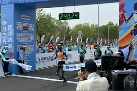 直击北京机器人半马：天工Ultra、松延动力获冠亚军 宇树G1意外摔倒又站起图片