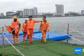 突发！海口一女子落入海甸溪，众人紧急施救→图片