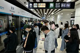 地铁10号线双井站早高峰加开空车，站台候车乘客瞬间“清空”图片