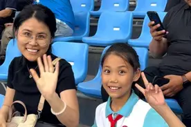 纵览视频 | 沧州雄狮迎战天津津门虎，球迷全家组团看比赛，高喊沧州加油图片