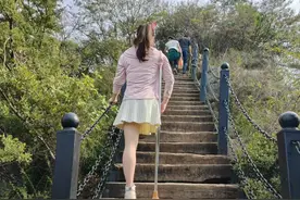 6小时20分！重庆女子单腿登上三峡之巅：曾挑战海拔4000米左右的拉脊山图片