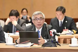 迎全国“两会”・代表履职风采｜打造人工智能“上海高地”，他提出高等教育、研究资源、风险共担缺一不可图片