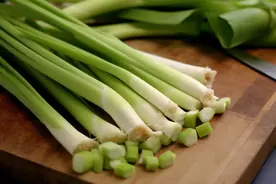 星空夜话丨这些菜根千万别扔！对付便秘、咳嗽、发烧…非常好使图片