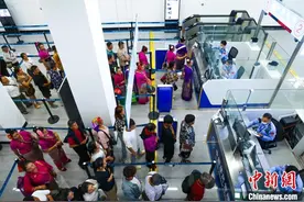 中缅边境打洛口岸单日出入境旅客突破8300人次图片