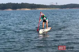 太抢眼！麻辣女教练执掌仙桃男子龙舟队，她曾3个月拿下桨板比赛冠军图片