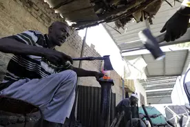 苏丹：手工打造农具图片