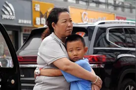 公益人讲述和“憋着不哭男孩”初识：他云淡风轻说自己的苦难，把我弄哭视频封面