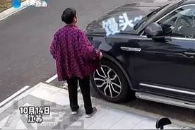 奶奶听到门口一直在叫“馒头”，忍不住招手想买几个尝尝，没想到却尴尬了图片