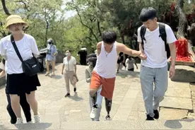 29岁残疾小伙赵小野勇攀泰山 “命运从未将我打趴下”图片