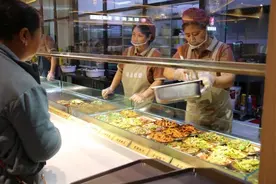 北京：“海淀食堂”陆续开业 各年龄段市民来“尝鲜”图片