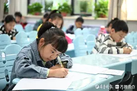 山东省第五届中小学生作文大赛决赛开考，考生们奋笔疾书图片