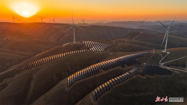 晚霞勾勒环县毛井镇“绿电+美景”生态画卷