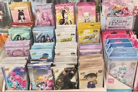 当孩子们暑期沉迷盲盒卡片 有孩子抽卡寻“刺激” 甚至出现过度消费、攀比图片