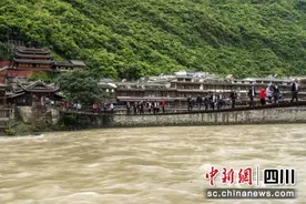 受暴雨影响四川泸定桥景区临时闭园安检图片