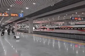 官方回应“高铁夹到乘客拖行”，乘坐高铁这些事情要注意→图片