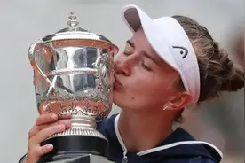 “无限期停职”！事发郑钦文比赛现场，全网要求他道歉图片