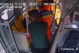 小学生拇指被卡公交座椅，公交车长与消防员合力助脱困图片