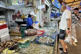 种类丰富供应足，梭子蟹价格高于去年，八带价格下降明显！记者探访开海前的海鲜市场图片