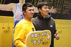 曾令旭重回新疆主场与球迷互动图片